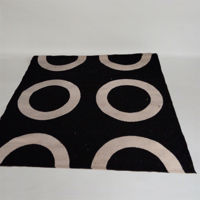 alfombra-negra-circunferencias-blancas